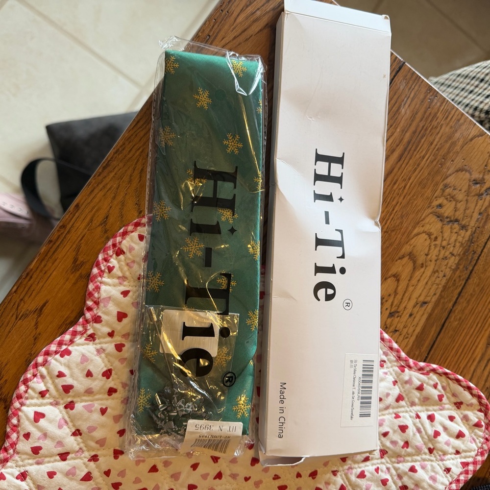 Hi-Tie Green Necktie with Gold Snowflakes